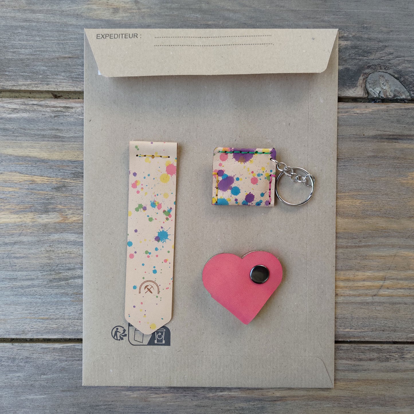 Pochette surprise - range-cable + porte-jeton + marque-page