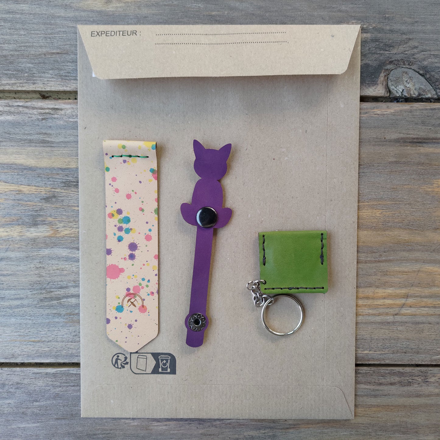 Pochette surprise - range-cable + porte-jeton + marque-page