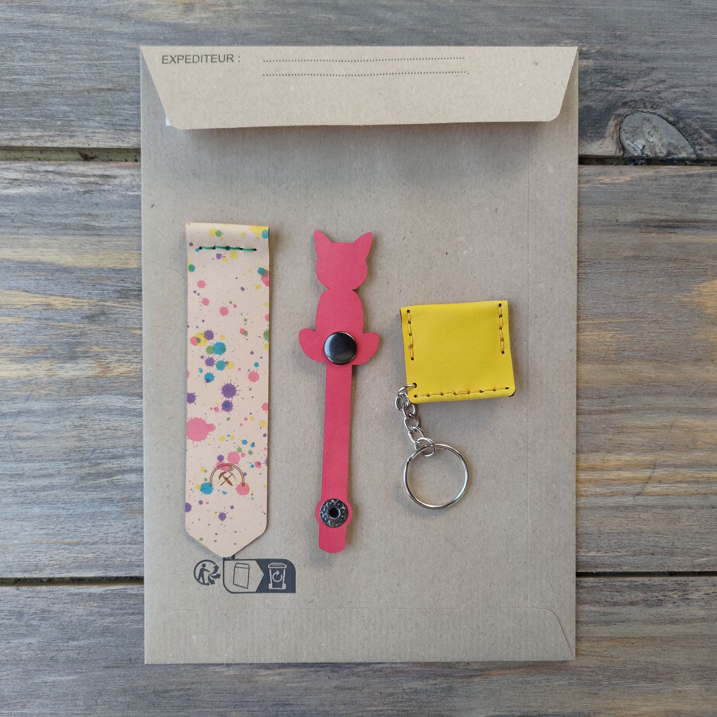 Pochette surprise - range-cable + porte-jeton + marque-page