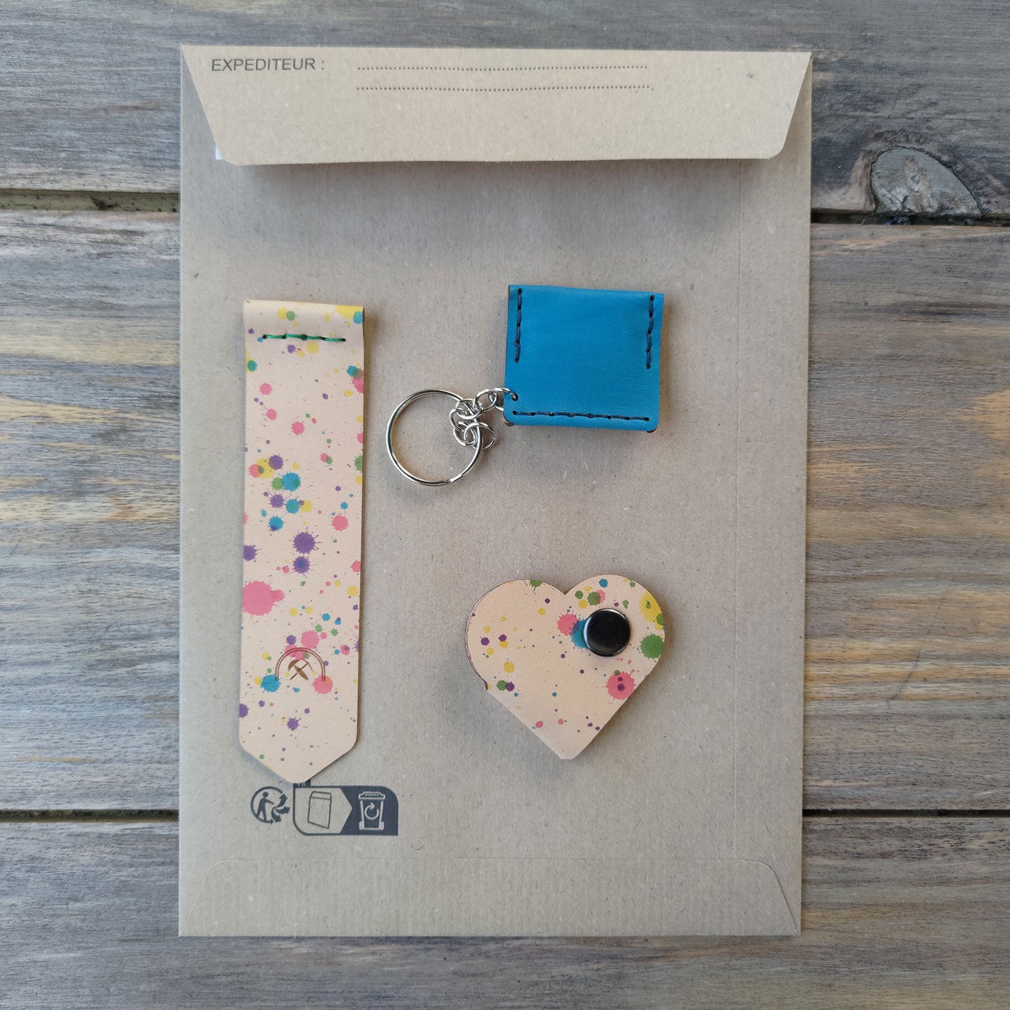 Pochette surprise - range-cable + porte-jeton + marque-page