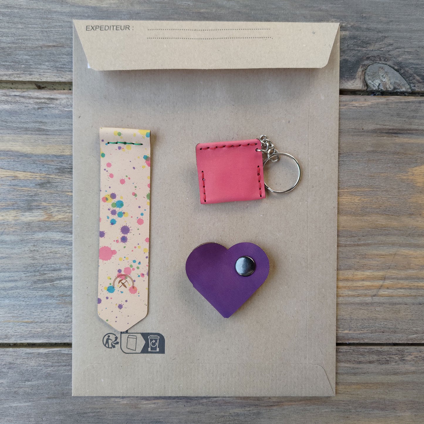 Pochette surprise - range-cable + porte-jeton + marque-page